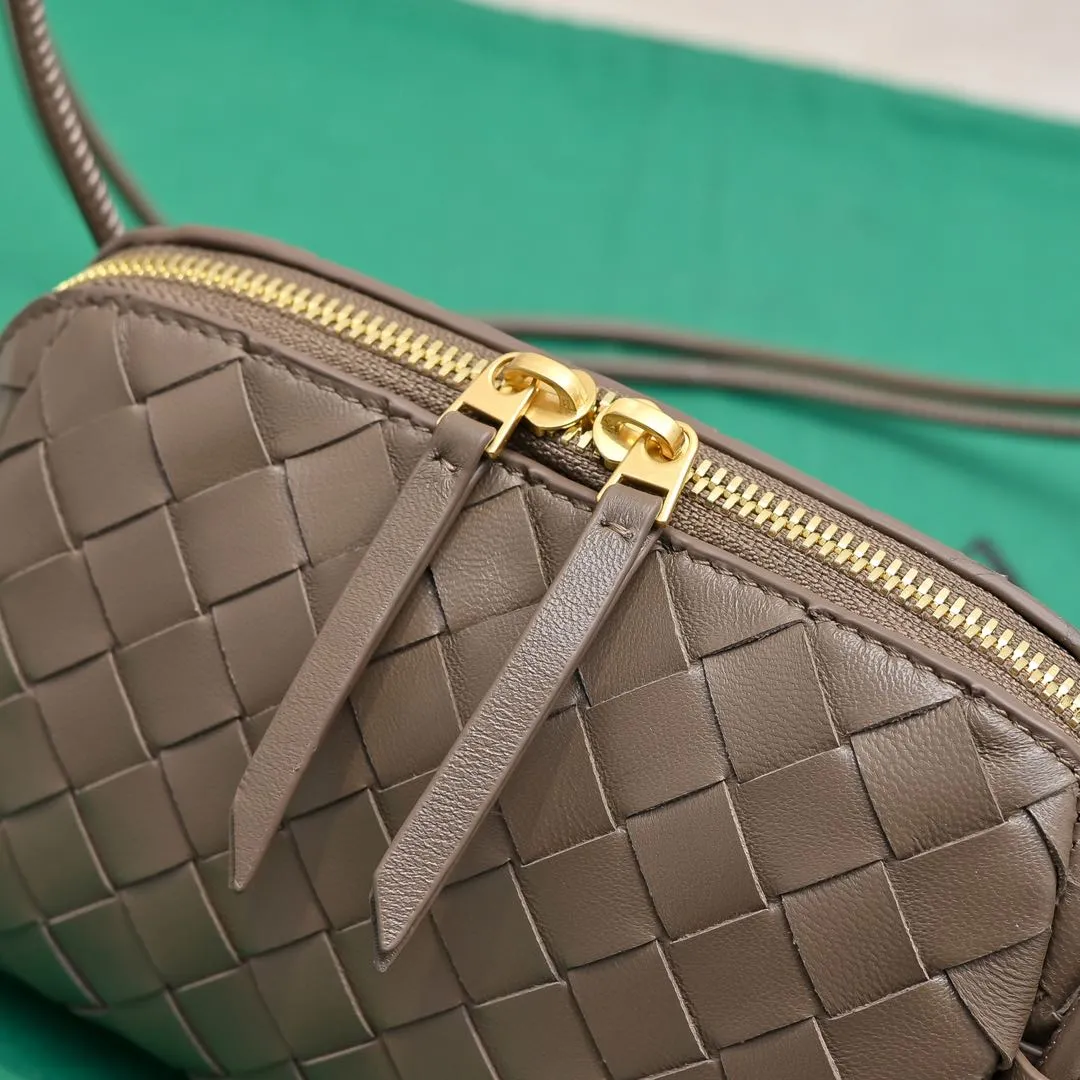 Batch 1260 #Bv The new Concert pouch is the most beautiful and practical mini bag I have ever seen 🎈 The bag body adopts the classic lntrecciato weaving process✅ It is equipped with a leather double-headed zipper, the opening is wide, easy to take and put, the shoulder strap knot can be slid to adjust the length freely, that is, 🉑️crossbody/underarm, and can be used as a clutch bag. Small body, large capacity, so practical! The key is that it is extremely versatile! Come and buy this small, exquisite, beautiful and versatile bag 👍 Model: 4258 Size: 18.5*11.5*8.5